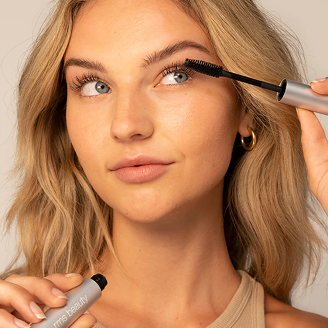 Straight Up™ Volumizing Peptide Mascara - Image 4